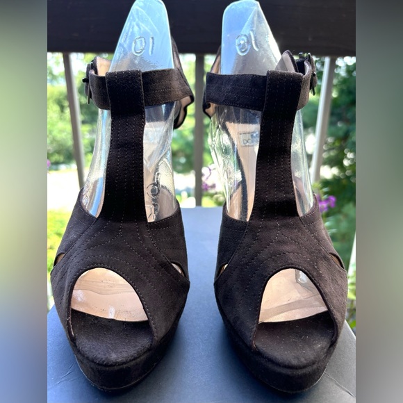 Ron Donovan Bespoke Suede T-Strap Peep Toe Stiletto
Size 10
Handmade in Italy - Picture 3 of 11